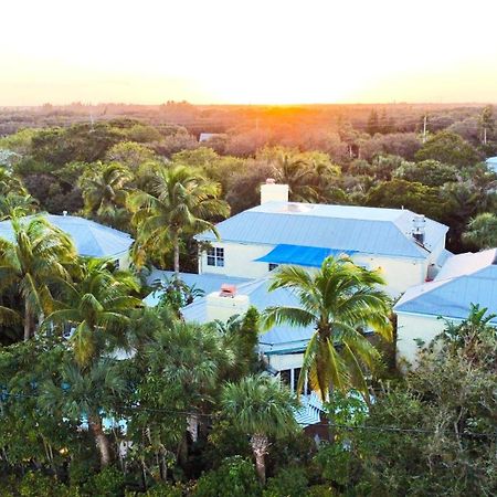 The Caribbean Court Boutique Hotel Веро Бийч Екстериор снимка