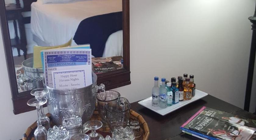 The Caribbean Court Boutique Hotel Веро Бийч Екстериор снимка