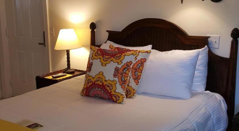 The Caribbean Court Boutique Hotel Веро Бийч Екстериор снимка