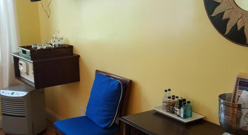 The Caribbean Court Boutique Hotel Веро Бийч Екстериор снимка