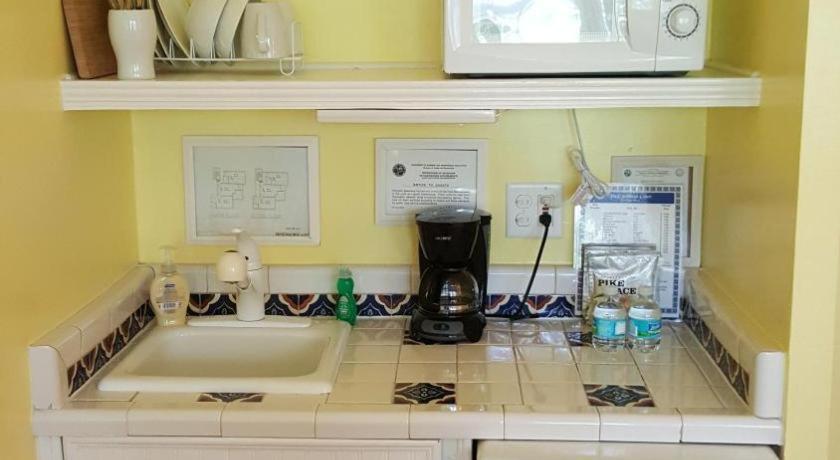 The Caribbean Court Boutique Hotel Веро Бийч Екстериор снимка