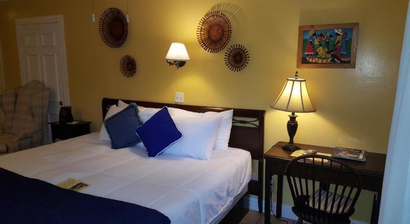 The Caribbean Court Boutique Hotel Веро Бийч Екстериор снимка