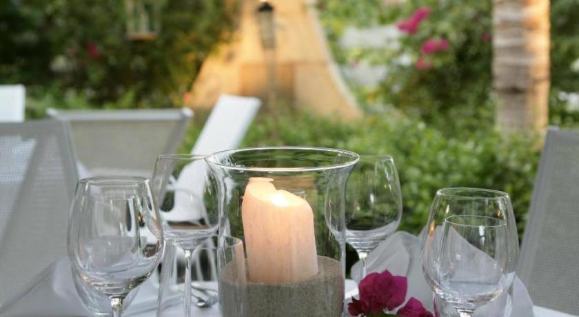 The Caribbean Court Boutique Hotel Веро Бийч Екстериор снимка
