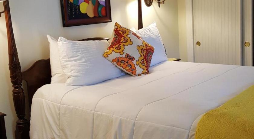 The Caribbean Court Boutique Hotel Веро Бийч Екстериор снимка