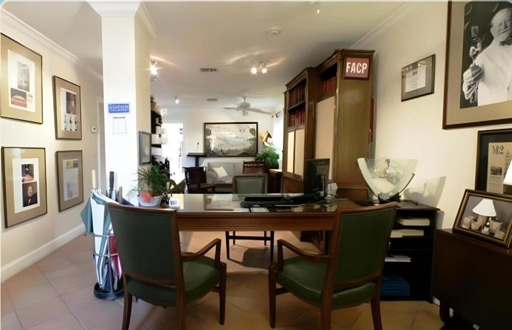 The Caribbean Court Boutique Hotel Веро Бийч Екстериор снимка