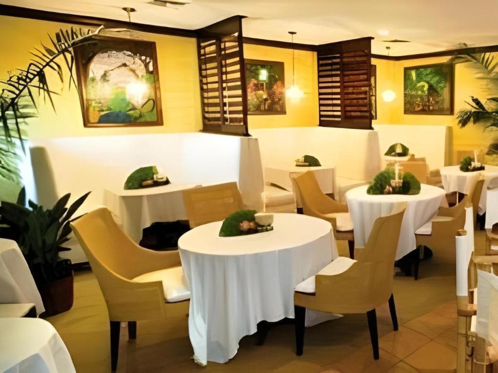 The Caribbean Court Boutique Hotel Веро Бийч Екстериор снимка