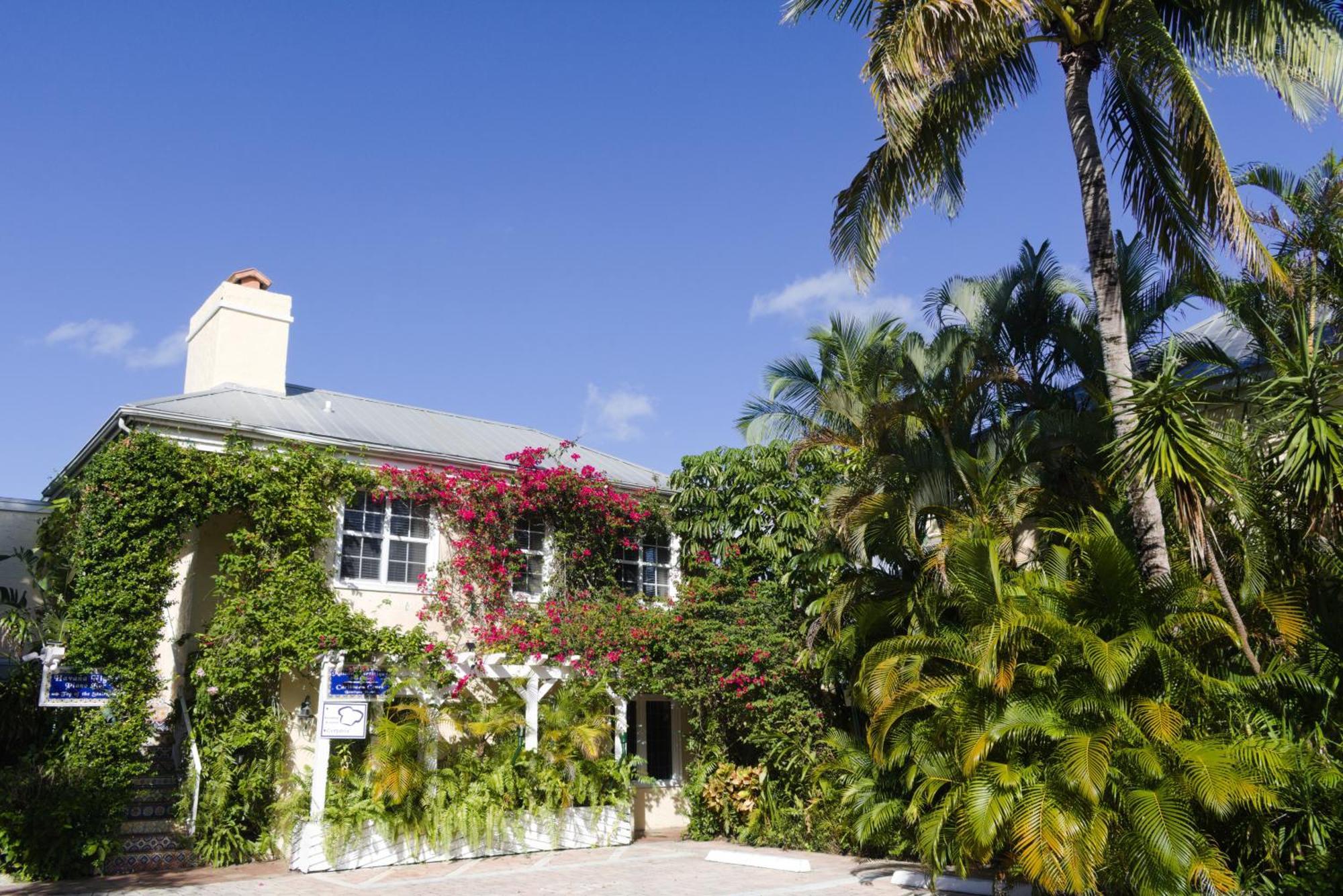 The Caribbean Court Boutique Hotel Веро Бийч Екстериор снимка