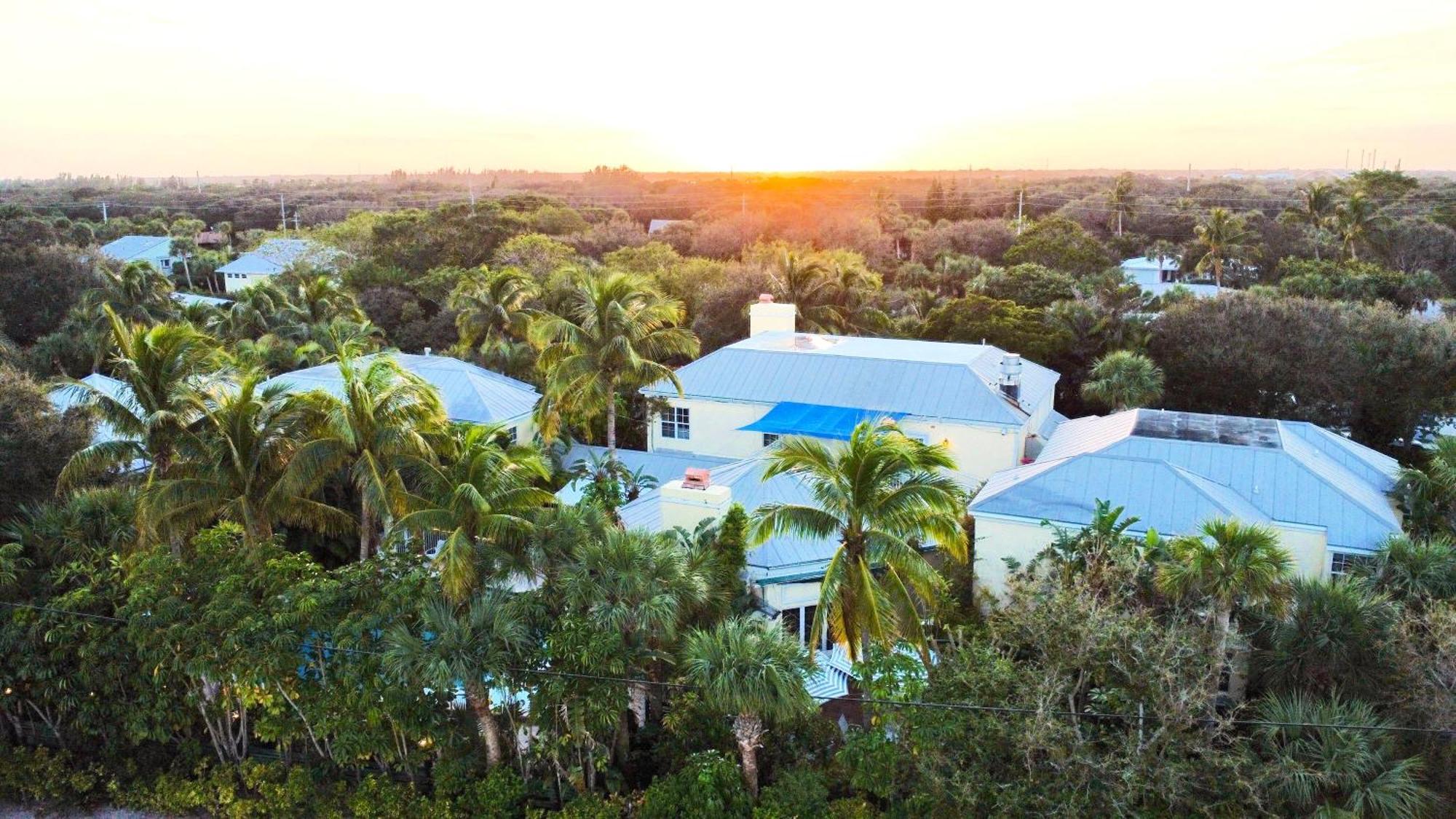 The Caribbean Court Boutique Hotel Веро Бийч Екстериор снимка